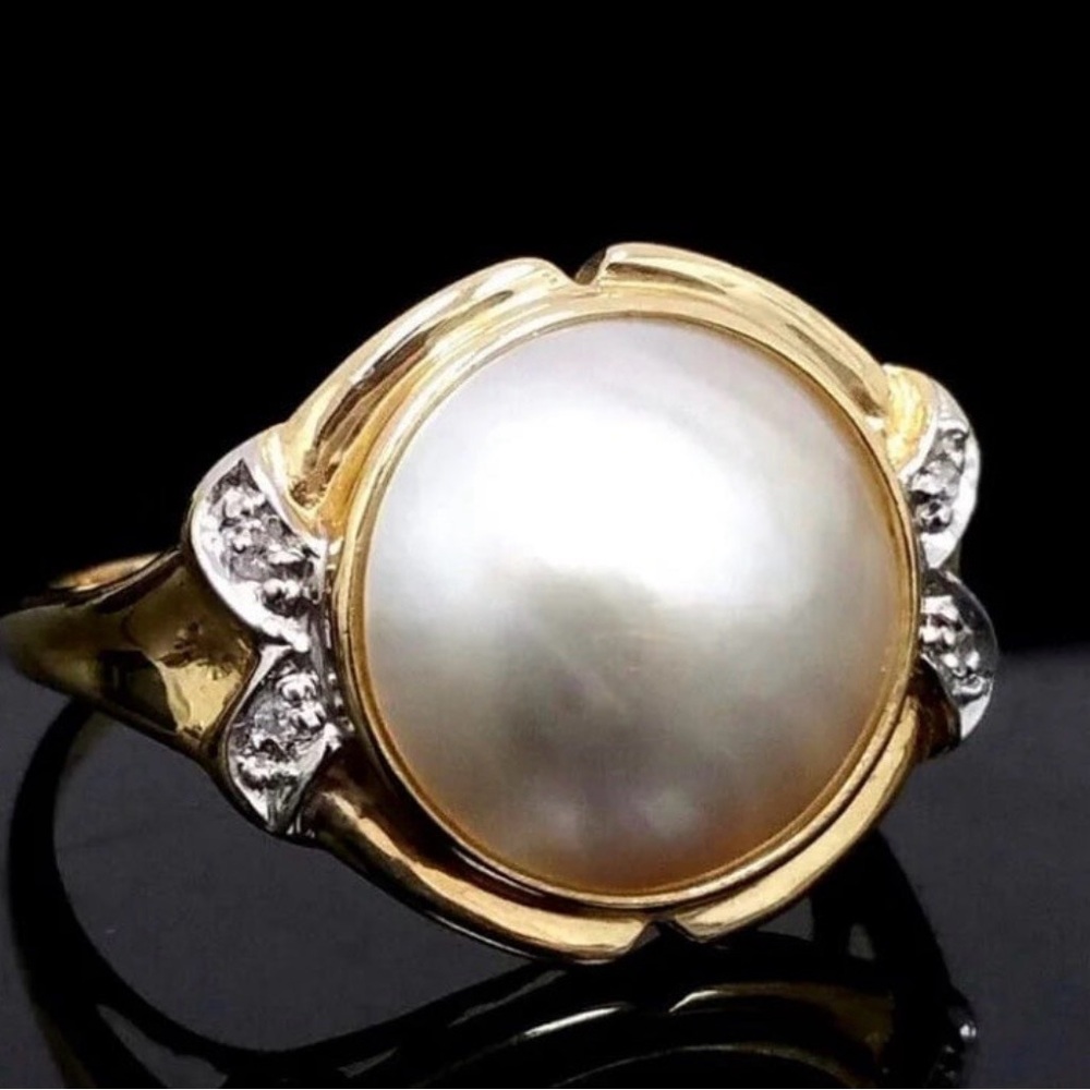 14k Yellow Gold Mabe Pearl and Diamond Ring Size 6. Marked 14k - Picture 2 of 8